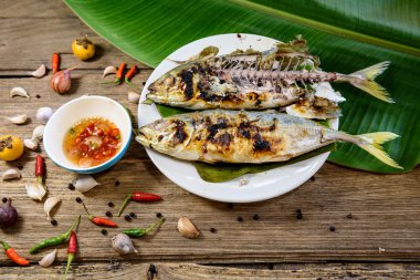 ızgara balık baharatlı sos ile