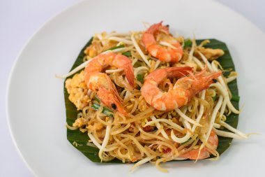 kızarmış noodle ile deniz ürünleri ya da Padthai