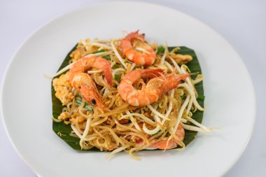 Kızarmış noodle ile deniz ürünleri