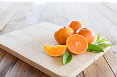 turuncu ahşap zemin