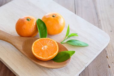 tahta kaşık üzerinde turuncu