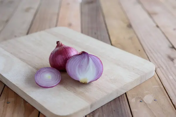 Cebollas rojas sobre madera — Foto de Stock