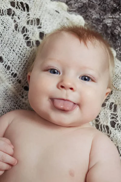 Hermoso lindo adorable bebé sonriendo mostrando la lengua — Foto de Stock