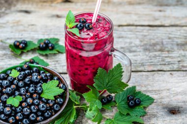 Yoğurt ile meyve gelen sağlıklı güler yüzlü. Blackcurrant vitamin içeceği, yaz tatlılar kavramı karışımlı berry