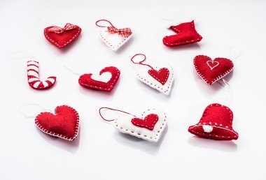 Küme Noel süslemeleri beyaz bir arka plan üzerinde hissettim