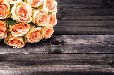 Sevgililer gül rustik ahşap arka plan üzerinde. Çiçekler arka planlar.