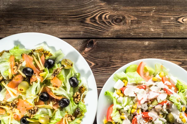 Conjunto de ensalada con salmón y verduras, concepto de comida vegetariana —  Fotos de Stock