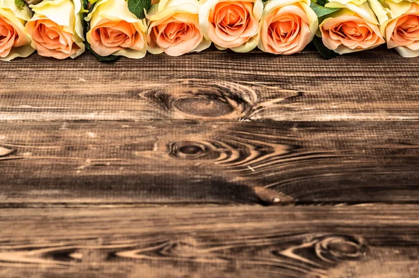 Rose di San Valentino su sfondo rustico in legno . — Foto Stock