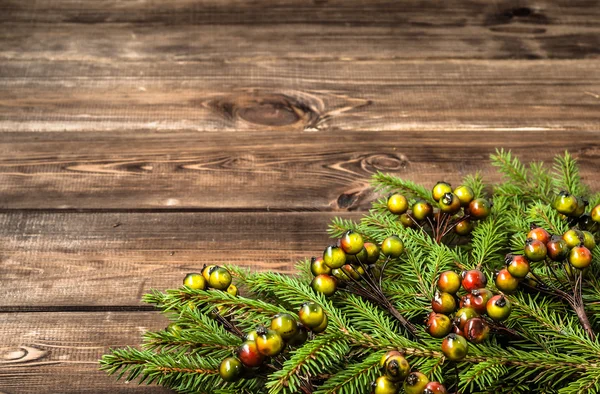 Weihnachtsbaum mit Dekoration auf Holzgrund. grüne Fichte auf Holz. — Stockfoto