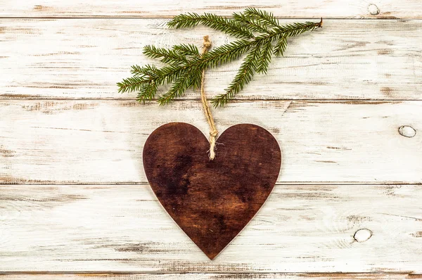 Decoração pendurada em forma de coração no ramo da árvore de natal . — Fotografia de Stock