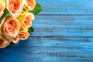 Sevgiliye gül çiçek mavi ahşap zemin üzerine 