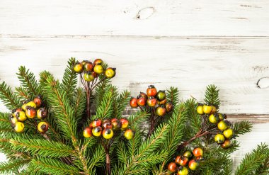 Yeşil çam ağacı dalı ahşap arka plan christmas dekorasyon, üstten görünüm olarak Tarih