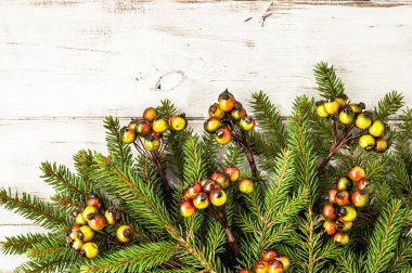 ahşap zemin üzerine yeşil Noel ağacı dalı