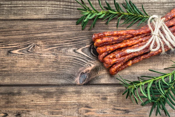 Salchicha seca de kabanos: salchicha fina tradicional en la cocina polaca, concepto de comida de vacaciones — Foto de Stock