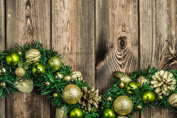 Weihnachtskranz an rustikaler Holztür. Advent Weihnachtsdekoration mit Goldschmuck. — Stockfoto