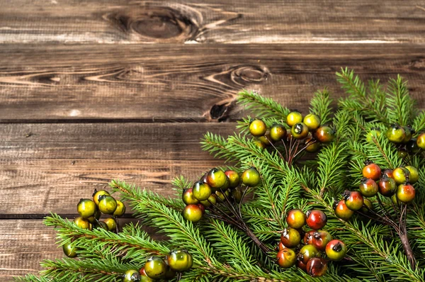 Weihnachtsdekoration, grüne Fichte auf Holzgrund — Stockfoto