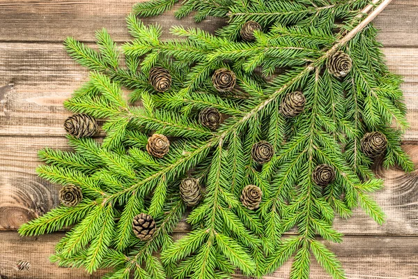 Weihnachtsdekoration, grüne Fichte auf Holzgrund, Draufsicht — Stockfoto