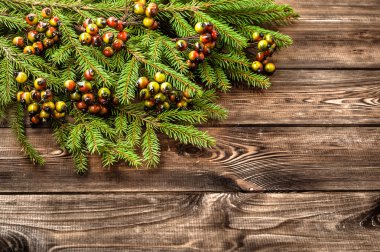 Yeşil çam ağacı dalı ahşap arka plan christmas dekorasyon olarak Tarih