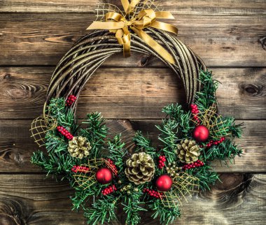 Ahşap Kapıda asılı Noel çelenk