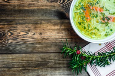 Kavram pişirme tavuk suyu çorbası bir tabakta, Tepegöz, noodles ile