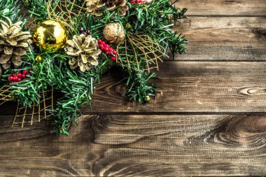Ahşap arka planda noel süslemesi