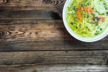 Tavuk suyu çorbası yemek kavramı, üstten görünüm, kopya alanı noodles ile