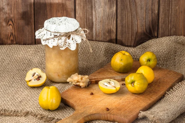 Herbstkonfitüren, Marmelade auf Holztisch — Stockfoto