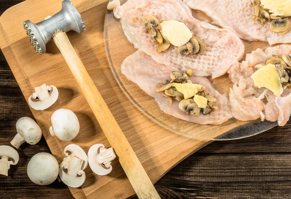 Zubereitung von Hühnerkiev aus Hühnerbrust gefüllt mit Käse und Champignons, Kochkonzept — Stockfoto