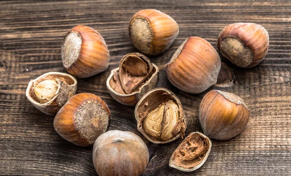 Hazelnuts on a wooden background. — Stock Photo, Image