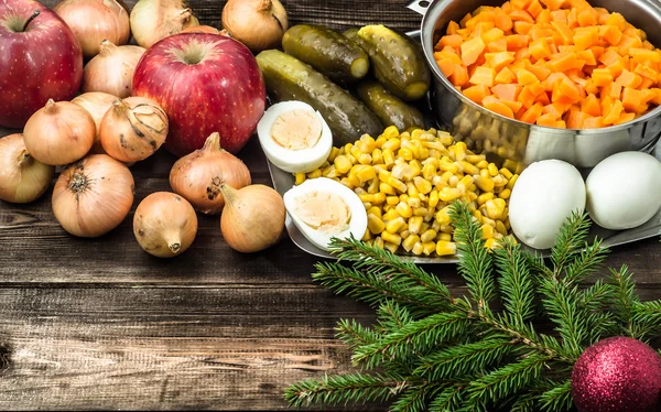 La preparación de la comida de fiesta, los ingredientes de la ensalada vegetal en la mesa de Navidad — Foto de Stock