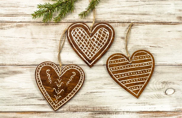 Decoração pendurada em forma de coração na árvore de Natal . — Fotografia de Stock
