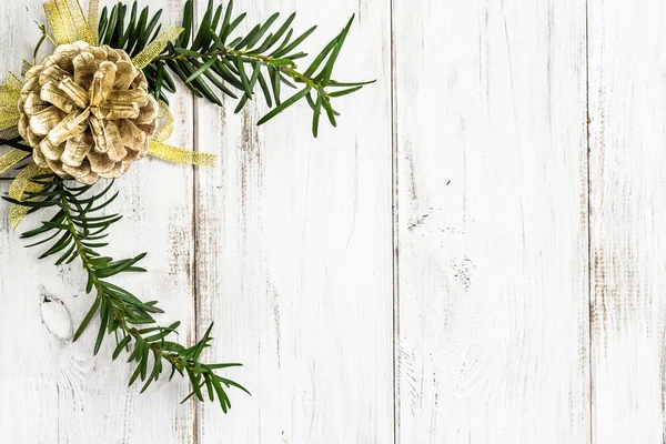 Rama de árbol de Navidad con adornos sobre fondo de madera . —  Fotos de Stock