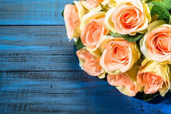 San Valentín rosas flores sobre fondo de madera azul —  Fotos de Stock