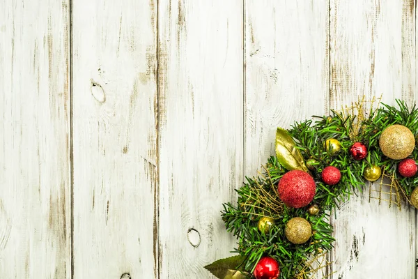 Декоративний вінок, різдвяний фон з білих дощок — стокове фото