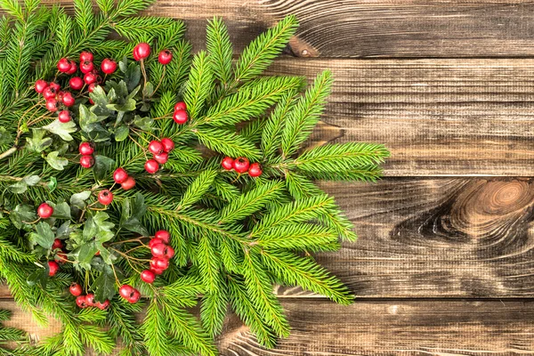 Fichte, weihnachtlicher Hintergrund mit Dekorationen auf Holzbrettern — Stockfoto