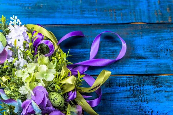 Fondo de Pascua de huevos de Pascua, boj y flores . — Foto de Stock