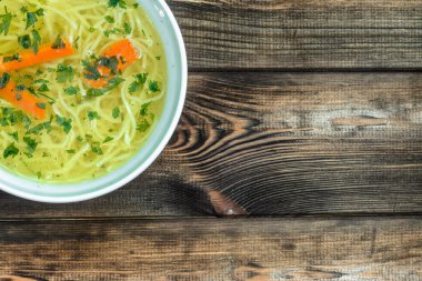 Tavuk suyu çorba şehriye ahşap bir masa üzerinde ile yukarıdan