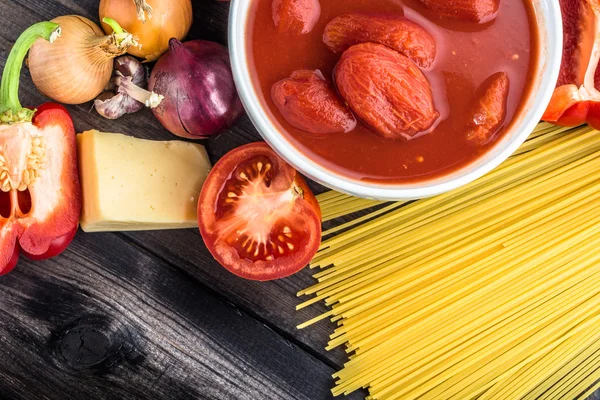 Ingredienti di spaghetti bolognese, cucina casalinga, cucina italiana — Foto Stock