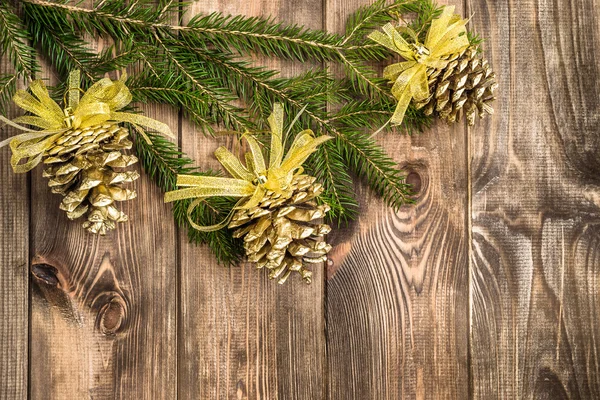 Julgran gren med ornament på trä bakgrund. — Stockfoto