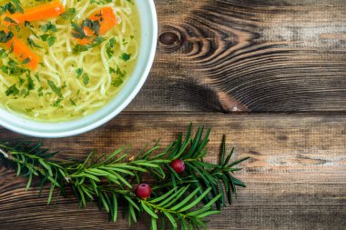 Tavuk suyu çorbası ile ahşap tabloda, ek yükü bir kase erişte