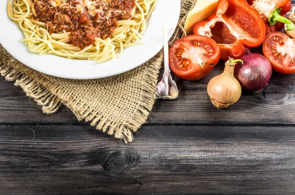 Spageti bolognese Italia di piring putih, overhead, konsep memasak — Stok Foto