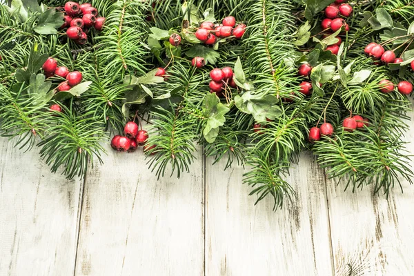 Ramo di albero di Natale ornamentale su tavola di legno — Foto Stock