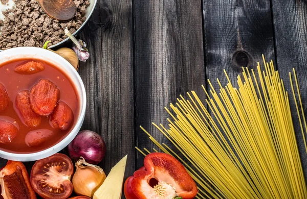 Ingredienti di spaghetti bolognese italiani, cucina di cena fatta in casa — Foto Stock