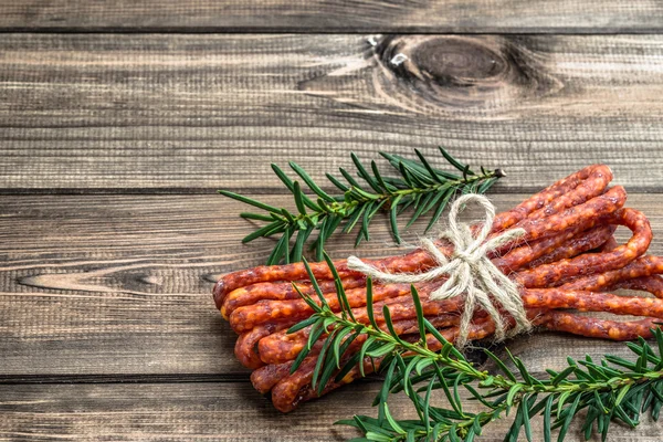 Копченая колбаса кабанос - традиционная тонкая колбаса в польской кухне — стоковое фото