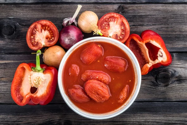 Pomodori e verdure conservati per la zuppa di pomodoro . — Foto Stock