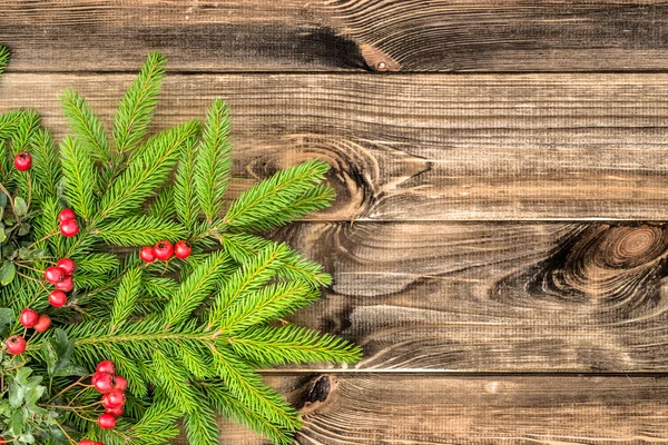 Decoração decorativa de Natal, mesa com abeto verde sobre fundo de madeira . — Fotografia de Stock