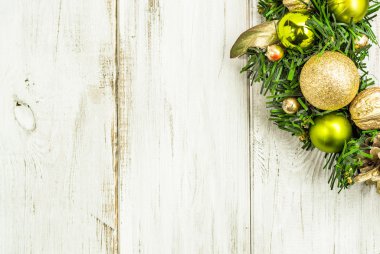 Ahşap kapı üzerinde Noel çelenk. Altın Top ile Advent dekorasyon