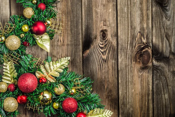 Adventní věnec nebo vánoční dekorace a vnitřní výzdoba zavěšené na dřevěné dveře — Stock fotografie