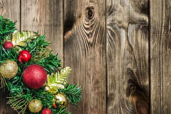 Wieniec adwentowy lub Bożego Narodzenia ozdoba i domu wystrój wiszące na drewniane drzwi — Zdjęcie stockowe