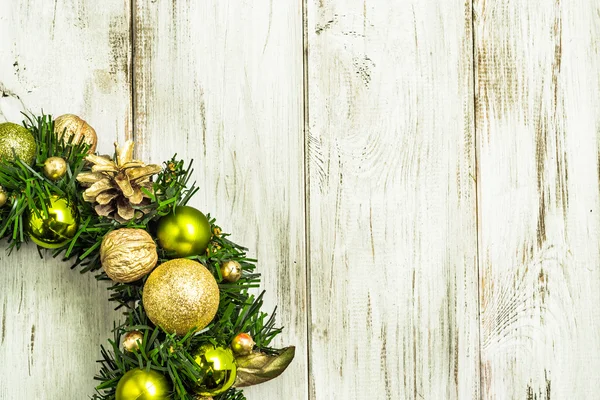 Boże Narodzenie wieniec na drewniane drzwi. Adwentowe dekoracje z złote kule — Zdjęcie stockowe